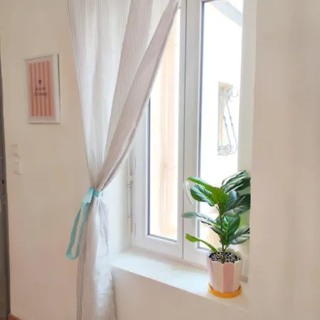 Climatise Avec Cour A 15min Du Coeur De Nîmes